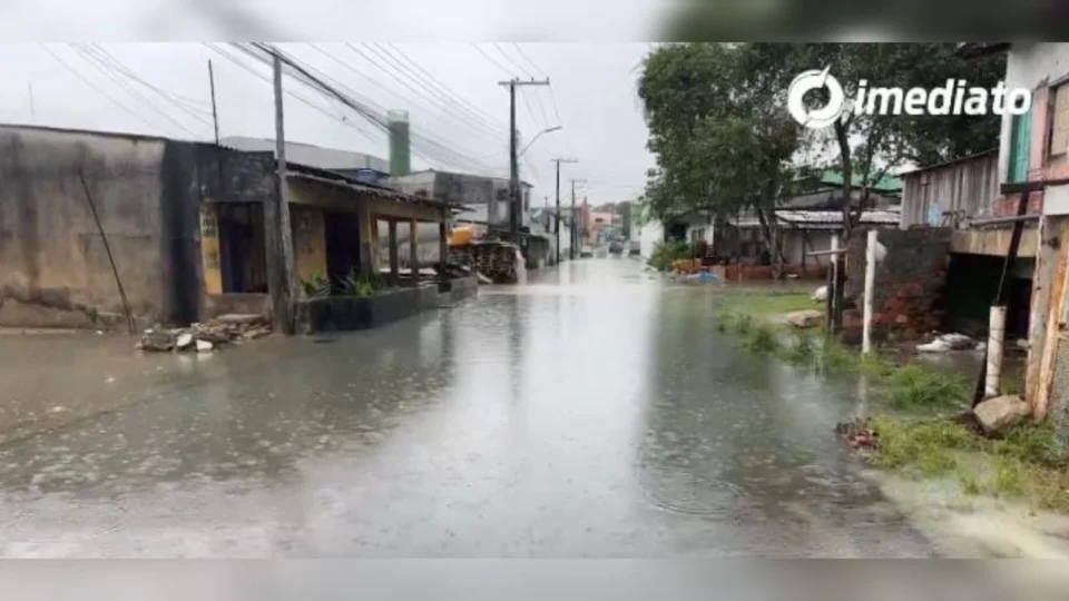 Rua Rio Gregório transborda e água invade a casa de moradores do Armando Mendes