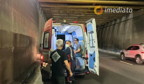 Mulher fica ferida após se desequilibrar e cair de moto na avenida Paraíba