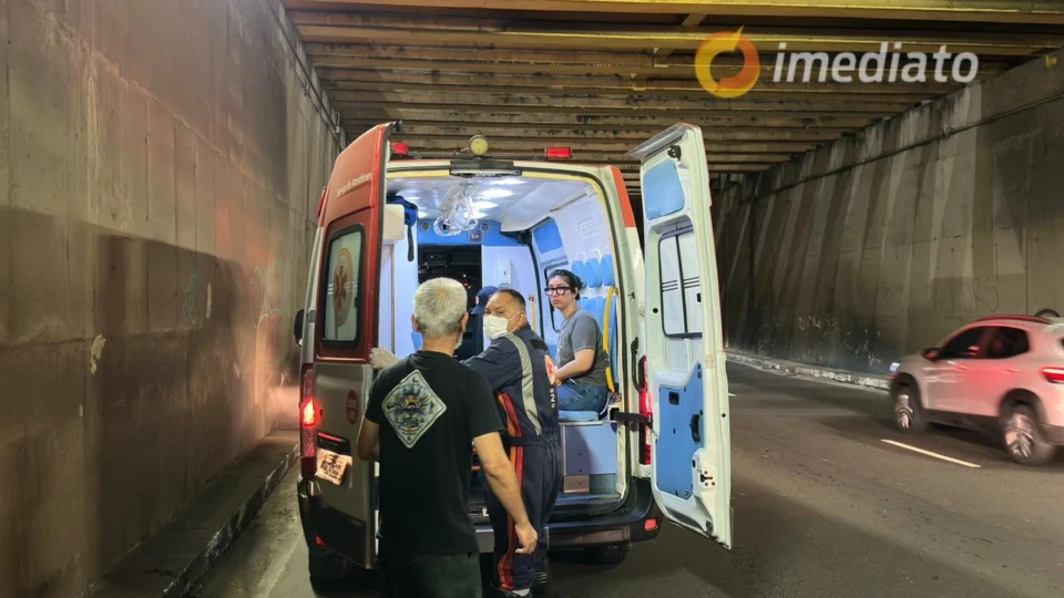 Mulher fica ferida após se desequilibrar e cair de moto na avenida Paraíba