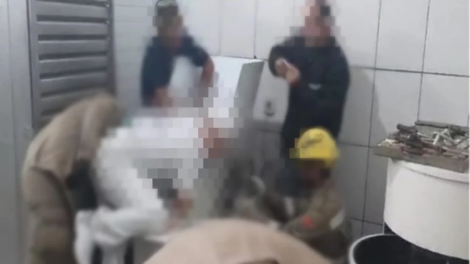 Veja momento em que trabalhador com braço preso em máquina é socorrido