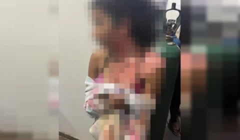 Vídeo chocante: tia queima sobrinha de 13 anos com água fervendo