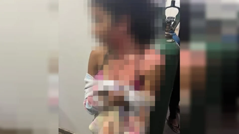 Vídeo chocante: tia queima sobrinha de 13 anos com água fervendo