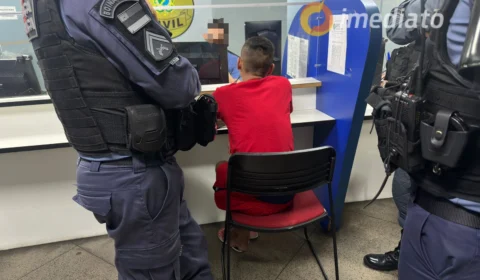 Homem da três nomes falsos e na delegacia polícia descobre que ele é foragido da justiça