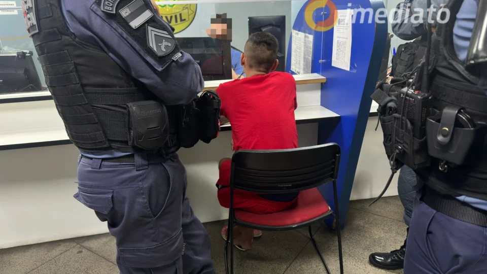 Homem da três nomes falsos e na delegacia polícia descobre que ele é foragido da justiça