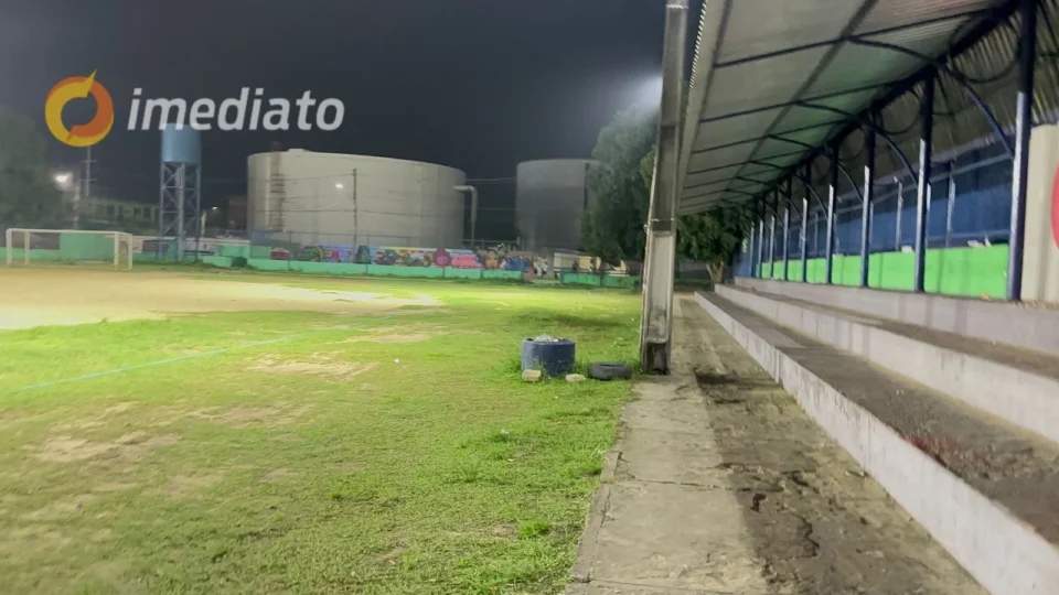 Motociclista de app leva dois tiros em campo no bairro Jorge Teixeira