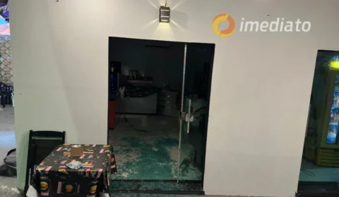 Homem é crivado de balas dentro de pizzaria no bairro Riacho Doce