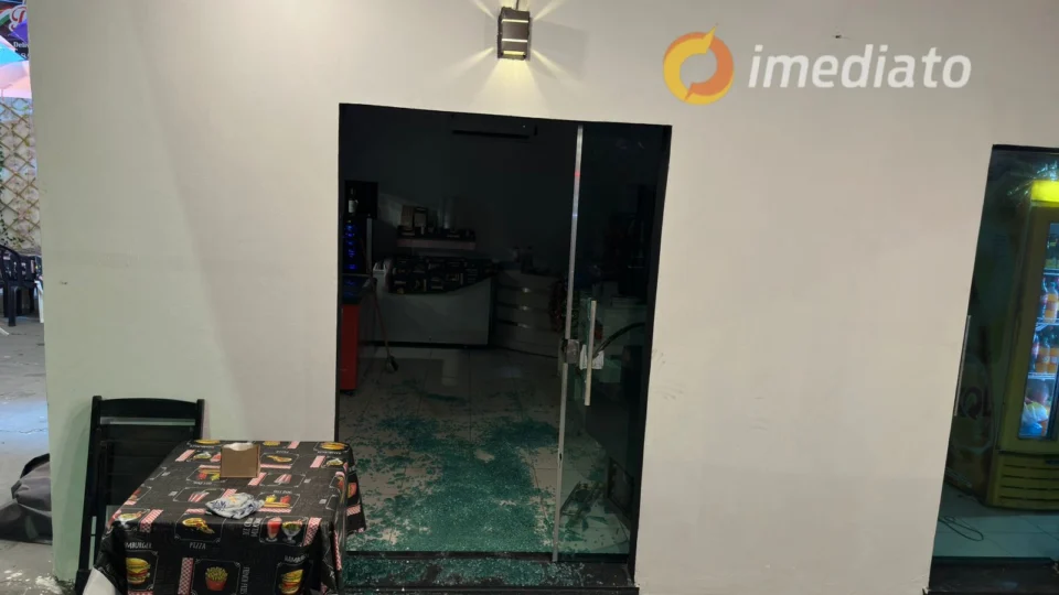 Homem é crivado de balas dentro de pizzaria no bairro Riacho Doce