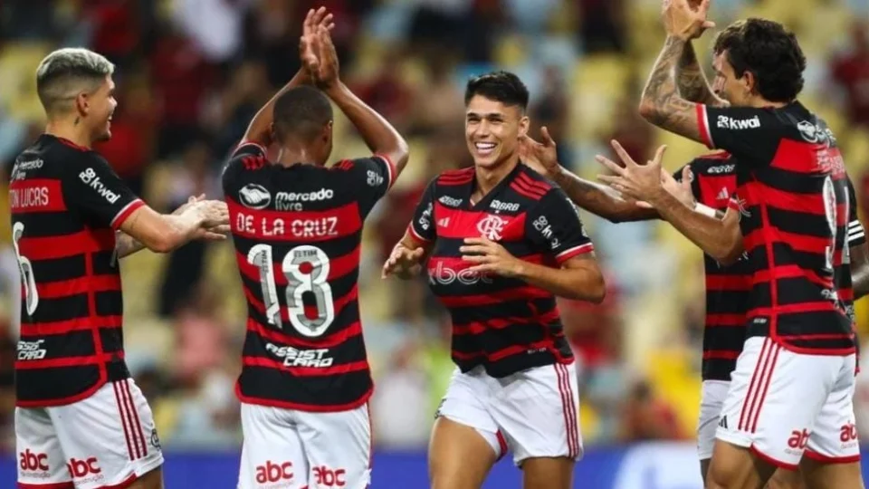 De la Cruz dá show, e Flamengo vence o São Paulo pelo Brasileirão