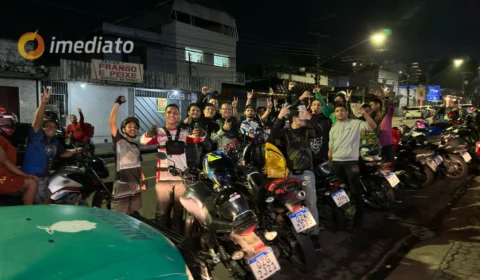 Motoboy é agredido e classe aguarda agressor em frente a delegacia