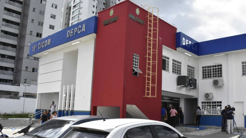 DEPCA indicia pai e madrasta de criança por tortura após vítima apresentar queimaduras no corpo 