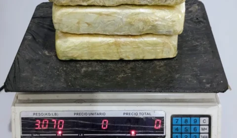 51ª DIP de Benjamin Constant e a 52ª DIP de São Paulo de Olivença prendem mulher com três quilos de cocaína em embarcação