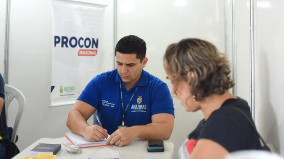 Procon-AM atende consumidores na 4ª edição do projeto Câmara Cidadã