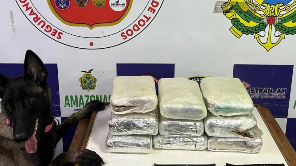 Trio é preso com mais de 11 kg de skunk em embarcação