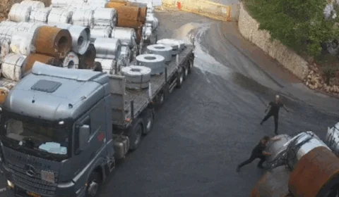 IMAGENS FORTES: Trabalhador morre esmagado por bobina de aço em Israel