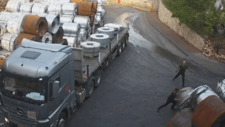 IMAGENS FORTES: Trabalhador morre esmagado por bobina de aço em Israel