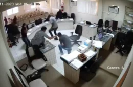 VEJA VÍDEO: filho invade julgamento e atira em homem acusado de matar seu pai