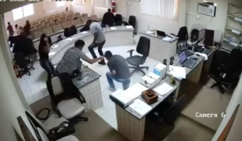 VEJA VÍDEO: filho invade julgamento e atira em homem acusado de matar seu pai