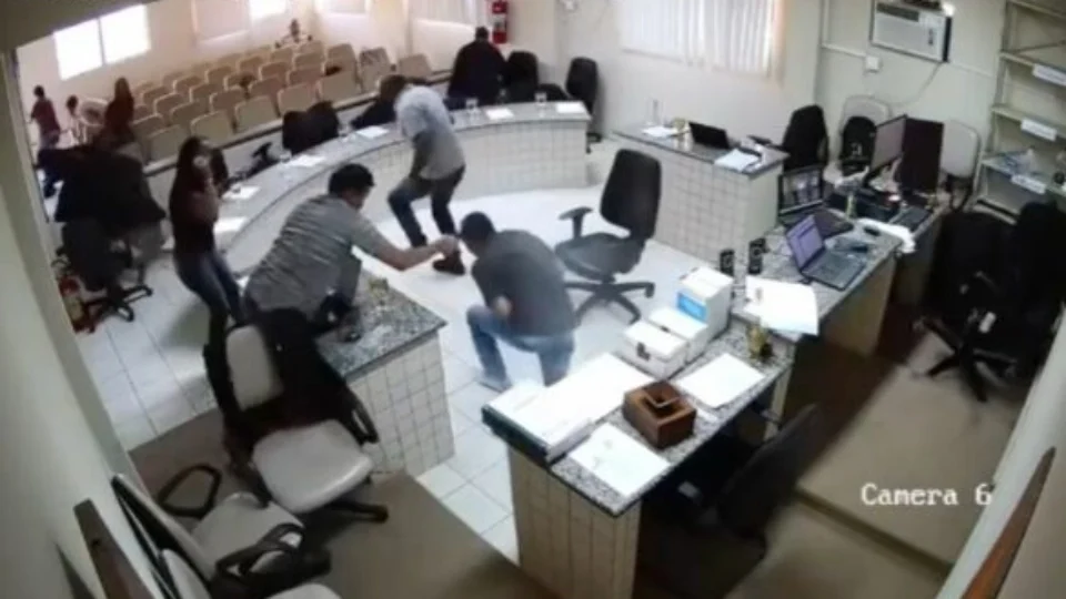VEJA VÍDEO: filho invade julgamento e atira em homem acusado de matar seu pai