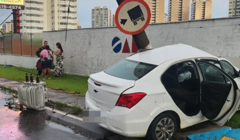 Carro colide contra poste e muro na Avenida Efigênio Salles