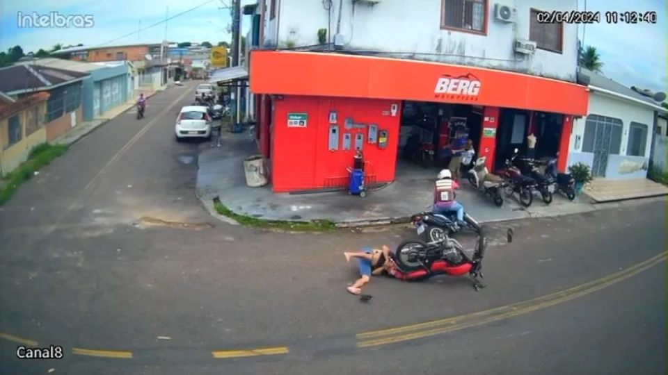 Acidente entre motocicletas deixa duas pessoas feridas em Manacapuru; Veja vídeo