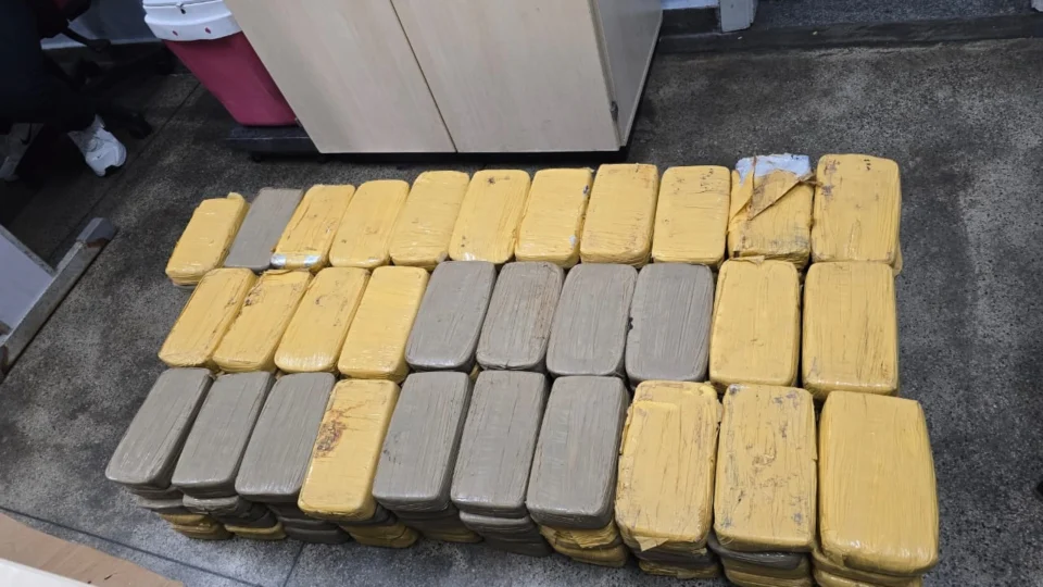 Polícia Civil prende homem com 155 tabletes de cocaína que seriam transportados em caminhão baú para Roraima