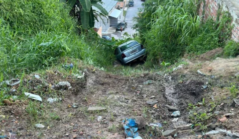 URGENTE | MOTORISTA PERDE CONTROLE E CARRO CAI EM CRATERA NO BAIRRO CIDADE DE DEUS