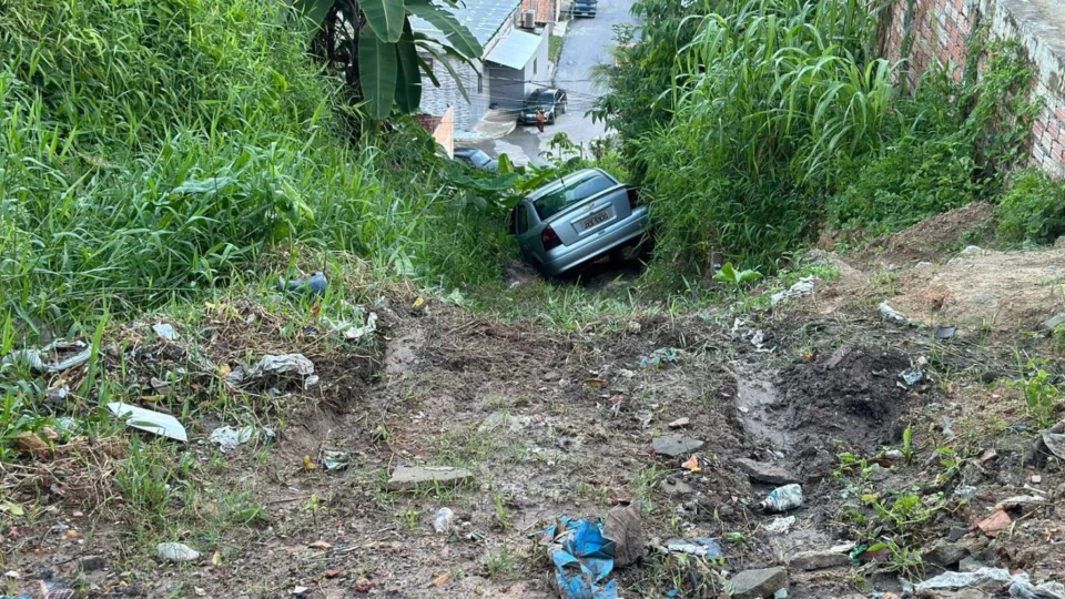 URGENTE | MOTORISTA PERDE CONTROLE E CARRO CAI EM CRATERA NO BAIRRO CIDADE DE DEUS