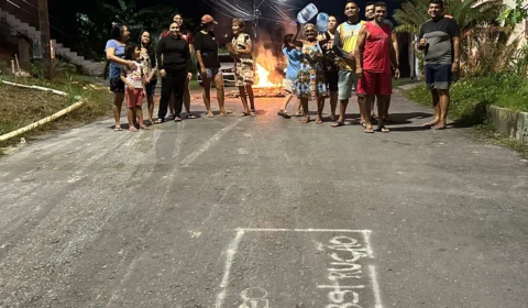Moradores protestam contra falta de água no bairro Cidade de Deus