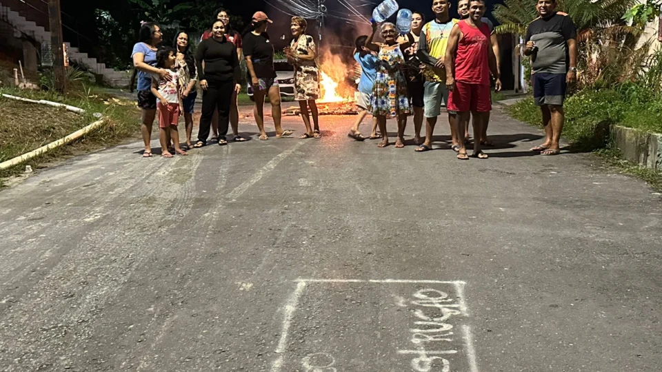 Moradores protestam contra falta de água no bairro Cidade de Deus