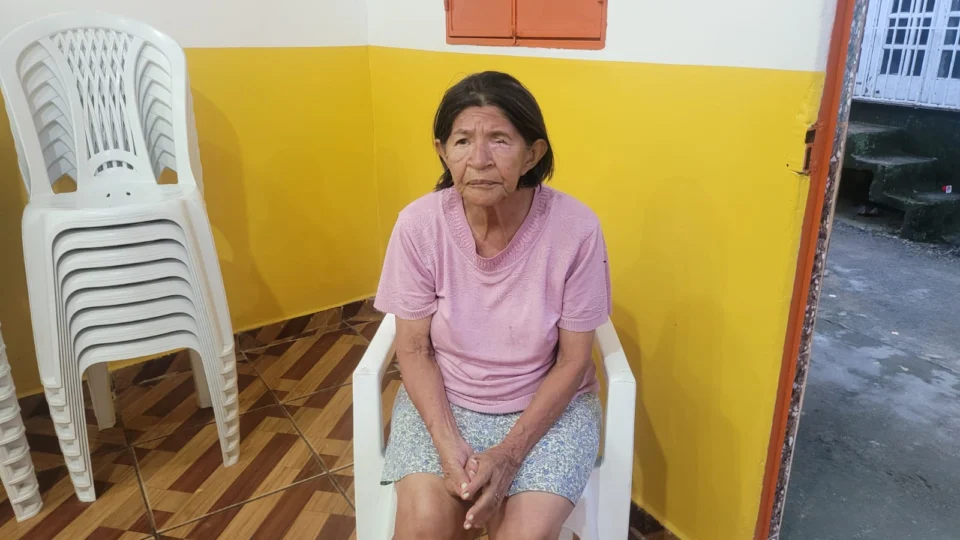 Idosa perdida na rua pede ajuda para encontrar a família