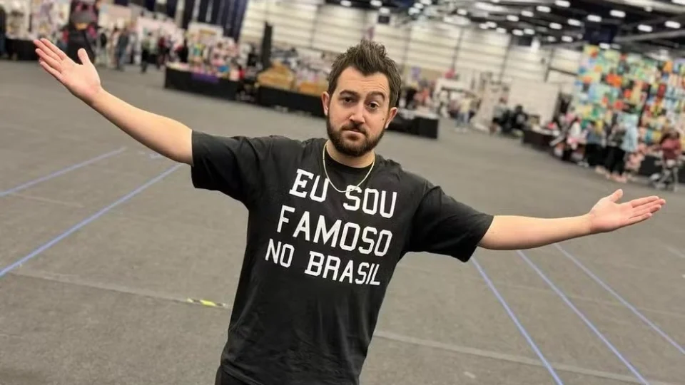 Ator Vincent Martella vem ao Brasil pela primeira vez após viralizar com recado para fãs brasileiros