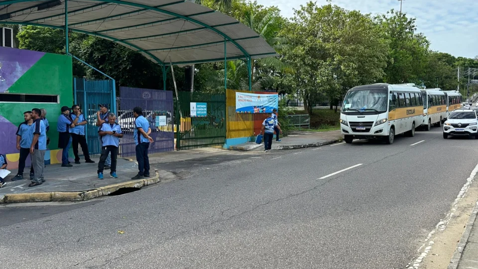 Funcionários do Transporte Escolar Municipal paralisam por falta de pagamento e 2 mil alunos são prejudicados