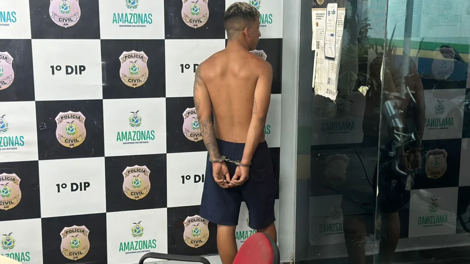 Homem é preso com arma e drogas no centro de Manaus