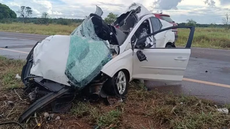 Motorista morre após perder o controle da direção e ser atingido por uma carreta