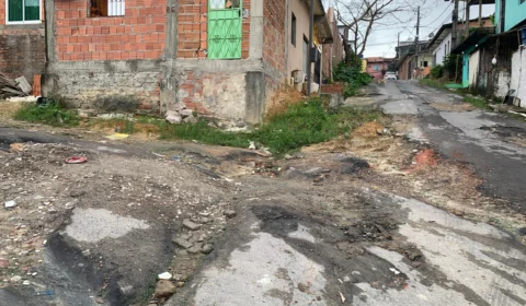 Buracos afetam trafegabilidade na comunidade Gustavo Nascimento, zona Norte de Manaus