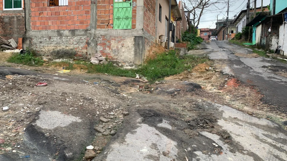 Buracos afetam trafegabilidade na comunidade Gustavo Nascimento, zona Norte de Manaus