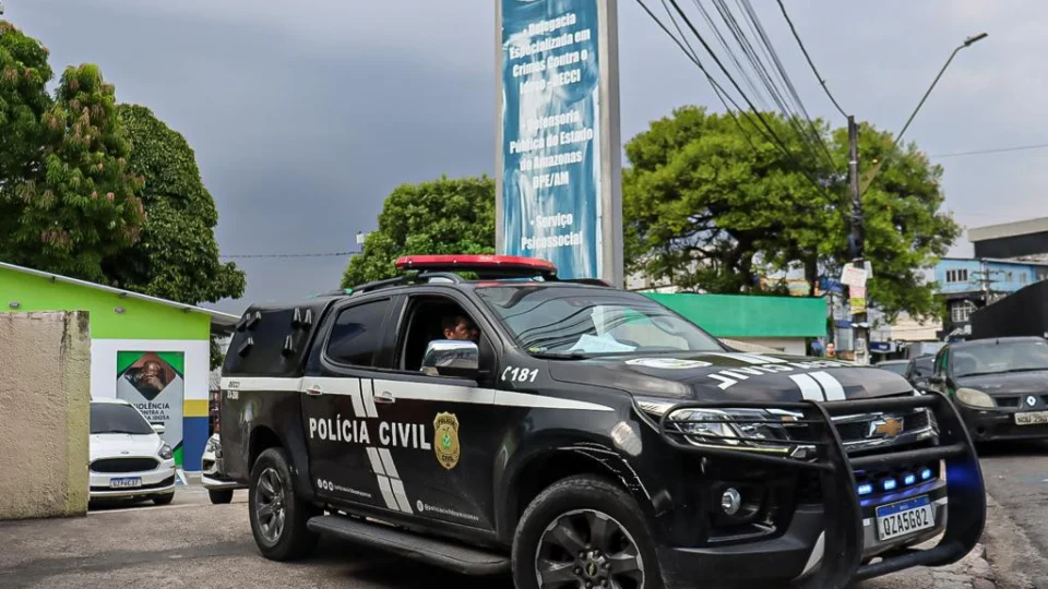 Homem que agrediu pai idoso com socos no rosto e golpe mata leão é preso em Manaus
