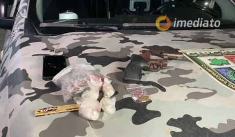 Polícia prende dupla com arma e drogas no Jorge Teixeira