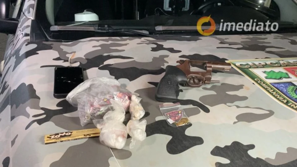 Polícia prende dupla com arma e drogas no Jorge Teixeira