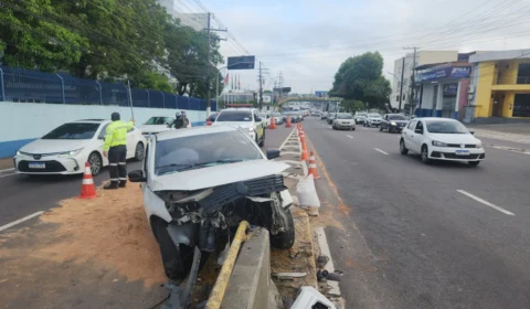 Motorista atinge muro de viaduto durante a madrugada no bairro Flores