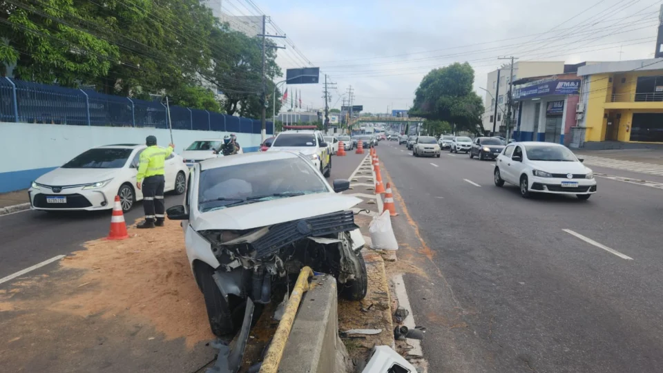 Motorista atinge muro de viaduto durante a madrugada no bairro Flores