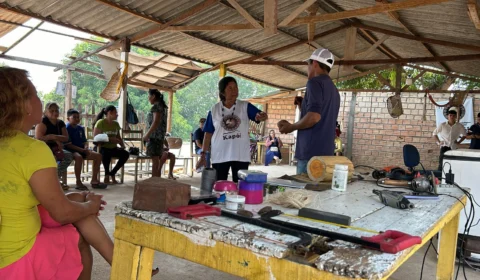Oficinas de artesanato indígena com cascas de coco para juventude em Roraima