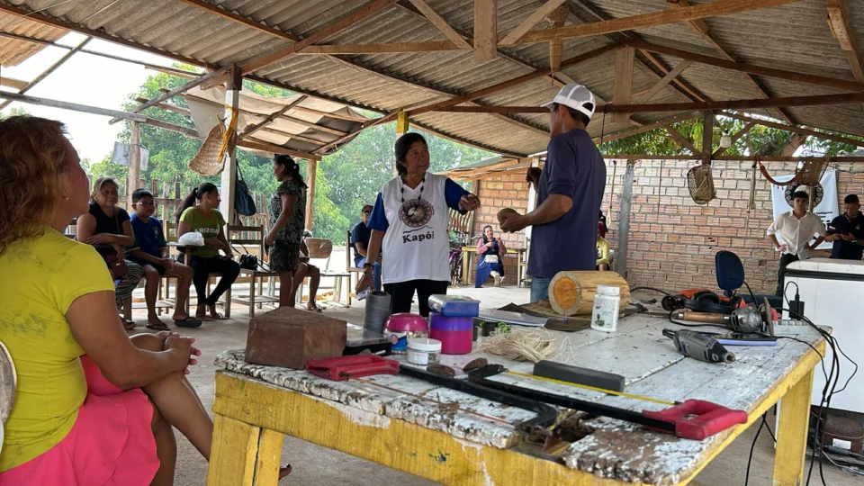 Oficinas de artesanato indígena com cascas de coco para juventude em Roraima