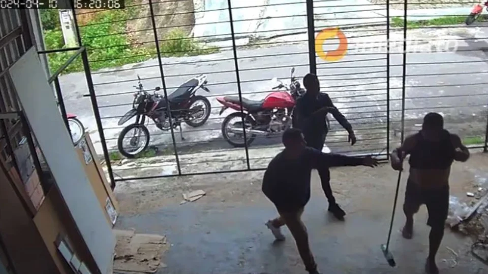 VÍDEO: Dupla rouba motocicleta para praticar assaltos em Manaus