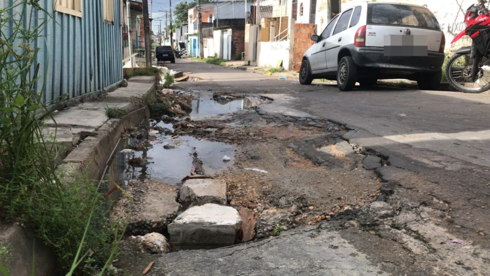 Erosão avança na rua Rio Andirá, no bairro Petrópolis