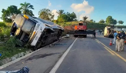 Acidente com ônibus de turismo deixa ao menos 8 mortos e 23 feridos na Bahia