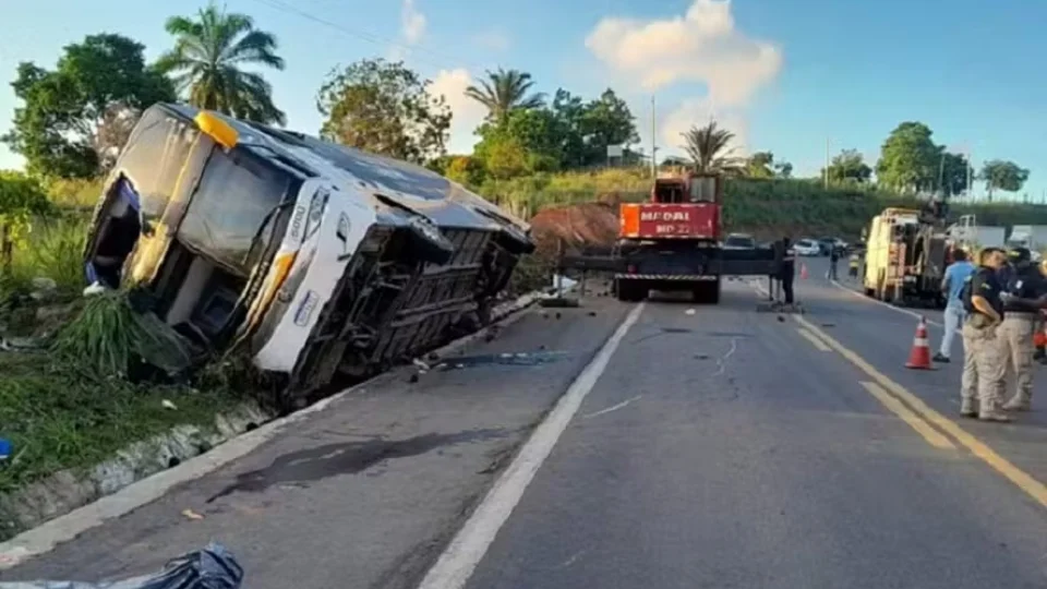 Acidente com ônibus de turismo deixa ao menos 8 mortos e 23 feridos na Bahia