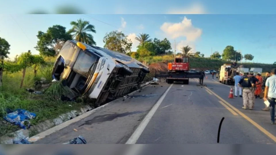 Acidente de ônibus deixa 10 mortos e 22 feridos na Bahia
