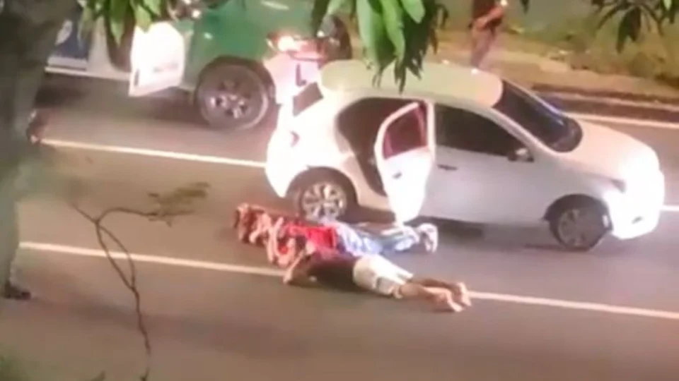 VÍDEO: Veja o momento em que polícia prende assaltantes na Av Cosme Ferreira; Onze celulares foram recuperados