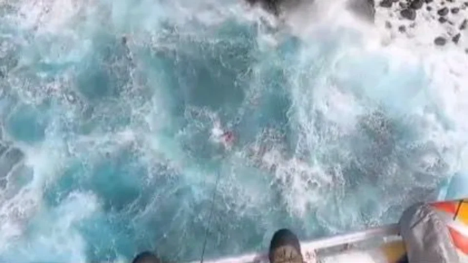 Turista morre após cair no mar enquanto tirava fotos nas Ilhas Canárias; Veja vídeo